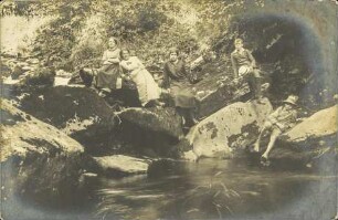 [Gruppenfoto am felsigen Bach]