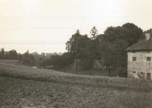 Jahna-Pulsitz, Friedhof : Nordfront des Friedhofes und Pillenstraße