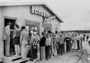 Stockholm. Internationaler Jugendtag 1950. Andrang vor einem Lebensmittelgeschäft