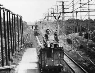 Streckenelektrifizierung auf dem Berliner Außenring. Blick von einem erhöhten Standpunkt auf zwei Turmwagen : Potsdam. Streckenelektrifizierung auf dem Berliner Außenring. Blick von einem erhöhten Standpunkt auf zwei Turmwagen