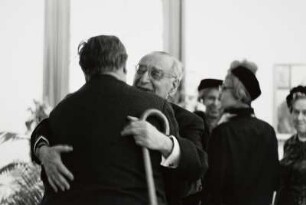 Besucher in der Ausstellung des Malers Eugen Spiro mit Eugen Spiro