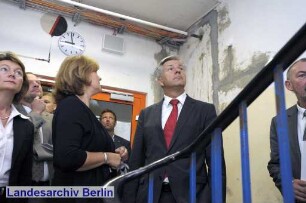 Der Regierende Bürgermeister von Berlin, Klaus Wowereit (2.v.r.) besucht den Bezirk Marzahn - Hellersdorf