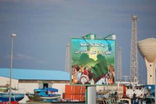 Hauptstadt Tripolis : Riesige Revolutionsposter überall, hier am Hafen der libyschen Hauptstadt Tripolis, aufgenommen 2006