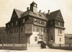 Heidersdorf, Rathaus : Blick auf das Rathaus von Heidersdorf, Eckerker, Art-Deco-Elemente