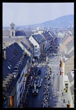 Freiburg: großer Festzug vom Turm des Martinstor zum Bertoldsbrunnen [850-Jahrfeier Stadt Freiburg]