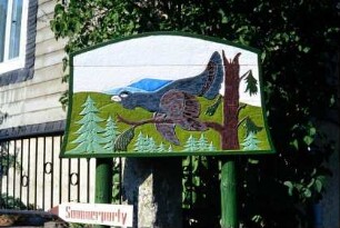 geschnitztes und bemaltes Schild mit einem Auerhahn