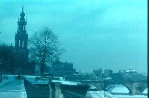 Dresden-Altstadt. Blick über Brühlsche Terrasse gegen Hofkirche, Opernhaus und Augustusbrücke