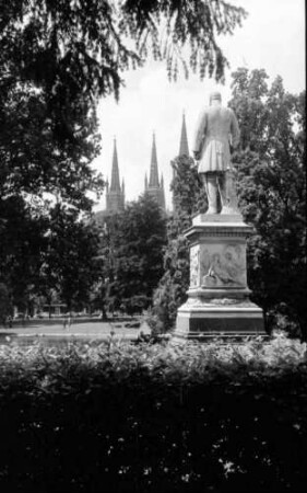 Wiesbaden: Denkmal Kaiser Wilhelm I., im Kurpark, von hinten, mit Türmen der Marktkirche