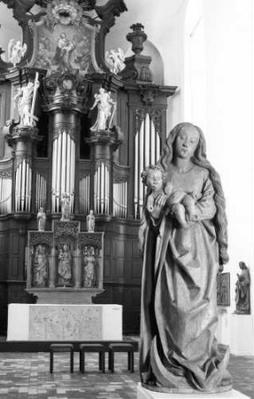 Freiburg: Augustinermuseum, spätgotische Muttergottes am Choraufgang, Oberrhein, Hintergrund Orgel