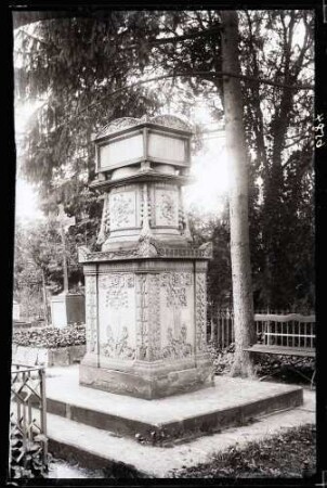 zwei klassizistische Grabsteine im Friedhof