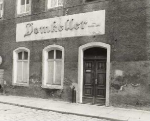 Freiberg (Sachsen), Kirchgasse, Wohnhaus mit Gaststätte Domkeller, Erdgeschoss mit Hauseingang und Schriftzug, 1992