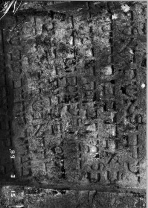 Grabstein 284 (Index: 100108745) Material: Sandstein Zustand: schlecht, stark verwittert (bes. unten), Textverlust Maße HxBxT: 99x78x14 cm: Grabstein 284C