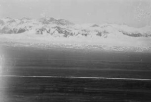 Panorama eines Gebirgszugs : Panorama eines schneebedeckten Gebirgszugs im Tian Shan Hochgebirge. Im Vordergrund eine Ebene