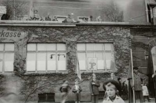 Kundgebung zum 1. Mai. Rathausbalkon mit Ehrentribüne