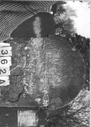 Grabstein 362 (Index: 99786227) Zustand: Vorderseite vollständig abgeblättert, Rückseite z. T. , obere Hälfte abgebrochen und zementiert Maße HxBxT: 170x63x21 cm: Grabstein 362A