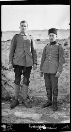 Türkischer Dolmetscher und deutscher Begleiter von Major Welsch