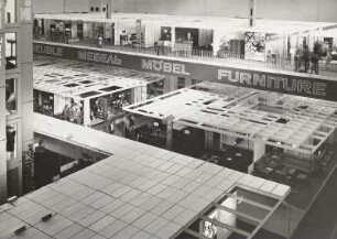 Raumaufnahme mit Ausstellungskojen