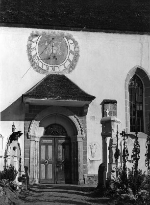 Burgeis. Friedhofskapelle Sankt Michael. Portal und Sonnenuhr