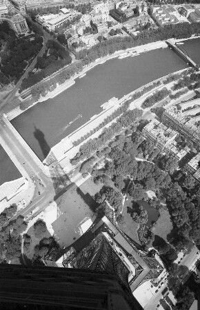Paris: Eiffelturm, Blick von der Spitze, senkrecht herunter mit Schatten und Seinebogen