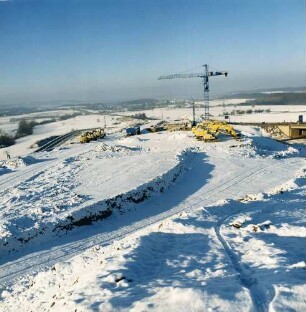 Winterpause bei den Erdarbeiten für den großen Damm