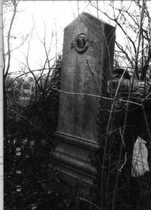 Grabstein 197 (Index: 100093678) Maße HxBxT: 217x65x30 cm Symbolik: Kranz: Grabstein 197