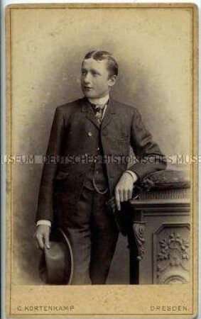 Jugendlicher im Anzug mit Hut, Carte de Visite