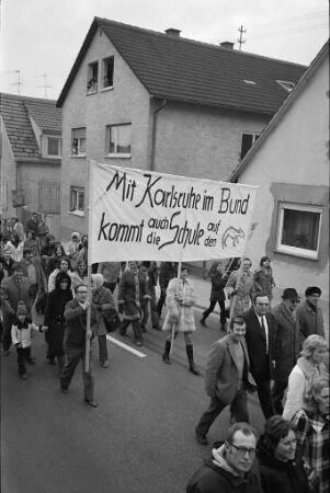 Demonstration der Bürgerinnen und Bürger von Neureut gegen die Eingemeindung von Neureut nach Karlsruhe