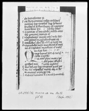 Psalterium cum Canticis — Initiale Q, darin Gesicht, Folio 72recto
