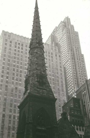 Reisefotos USA. New York. Kirchturm und Wolkenkratzer