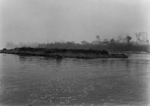 Flussinsel : Eine Bank im Flusslauf des Rio Grande bei Icém.