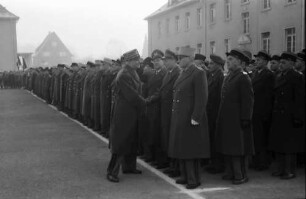 Freiburg: Jean-Bart-Kaserne; General Carolet begrüßt Vertreter der Bundeswehr