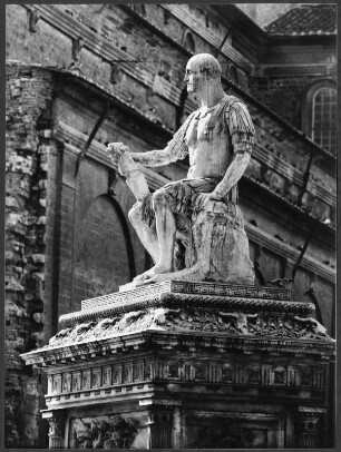 Denkmal des Giovanni delle Bande Nere von Baccio Bandinelli auf der Piazza San Lorenzo in Florenz