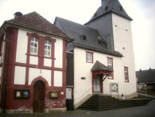 Niederlemp-Ansicht von Südsüdwesten mit Kirche (im Kern Spätgotisch - querliegende Büchsenscharten)-Barock überarbeitet-sowie Pfarrhaus im Westen (Neubau 19 Jh)