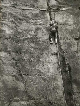 Sächsische schweiz. Affensteine, Rokokoturm. Seilschaft Karlheinz Gonda und Gerhard Junghans bei der Erstbegehung des Bergfinken-oder Neuen