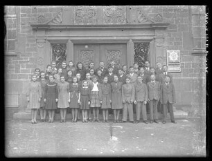 Klassenphoto mit Lehrer Hans Ziegler (Kreisbildstellenleiter) vor der Volksschule Tauberbischofsheim