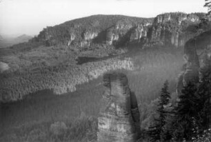 Sächsische Schweiz, Affensteine. Blick von der Oberen Affensteinpromenade über den Wolfsturm nach Südost zum Klettergebiet Affensteine und den Kleinen Winterberg