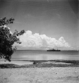Tanganjika : Blick vom Strand zum Dampfer Tanganjika