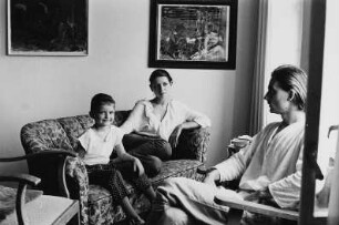 Familie Kaufmann/Sonntag (Mannequin, Maler) im Wohnzimmer