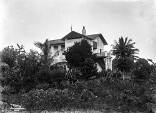 Villa : Blick auf eine Villa mit Balkon und Veranda