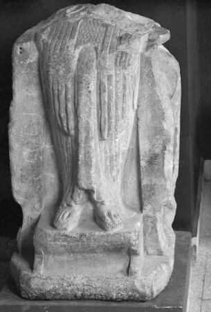Thronende Frau