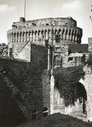 Dinan. Schloss. Blick über den Graben gegen den Eingang