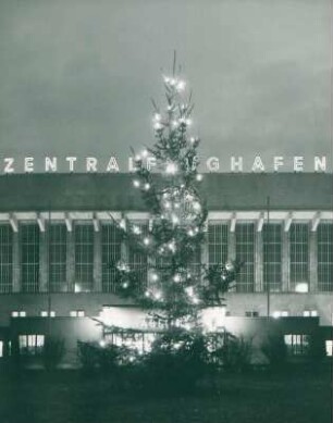 Zentralflughafen Tempelhof mit Weihnachtsbaum