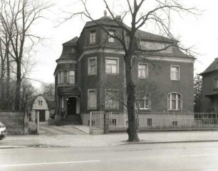 Dresden-Strehlen, Karcherallee 45. Villa (um 1910). Straßenansicht mit Hauseingang und Nebengebäude im Hof