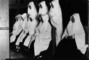 Frauen in Schleifer Trauertracht im Gottesdienst in Schleife. : Žony w Slepjanskej žarowanskej drasće na Božej mši.