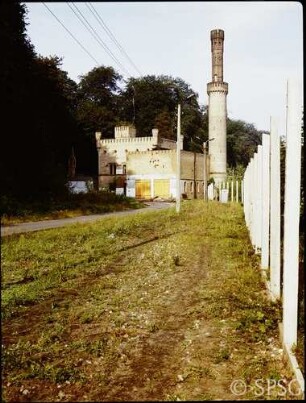 Potsdam, Park Babelsberg, Maschinenhaus neben Resten der Mauer.