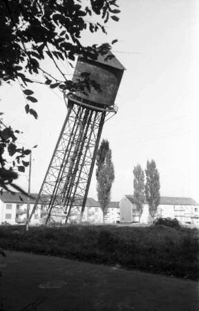 Sprengung des alten Wasserturms der Brauerei Sinner am Südrand der Rheinstrandsiedlung.