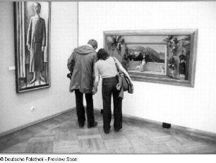 Dresden-Altstadt. Albertinum. VII. Kunstausstellung der DDR, 05.10.1972-25.03.1973. Ausstellungsbesucher vor einem Gemälde von Werner Tübke