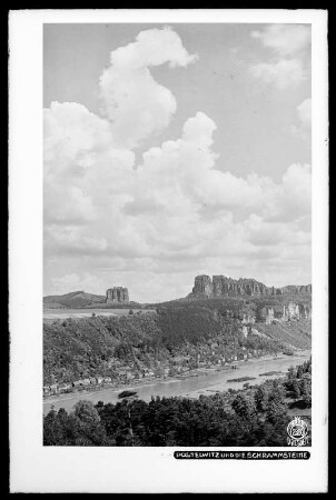 Sächsische Schweiz. Elbtal mit (Bad Schandau-)Postelwitz gegen Hohe Liebe und Schrammsteine. Blick von der Berthelthöhe nach Osten