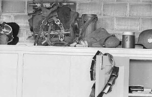 Zweiter Weltkrieg. Niederlande unter deutscher Besatzung. Unterkunft deutscher Wehrmachtsangehöriger (wohl bei Den Haag). Dreiteiliger Herrenschrank. Teilansicht mit geöffneter Tür und Marschgepäck