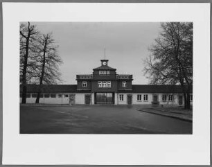 Torgebäude, links der Zellenblock, Buchenwald